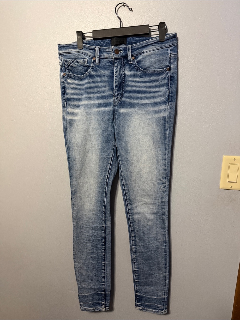 Buckle Light Wash Skinny Jeans - Blue